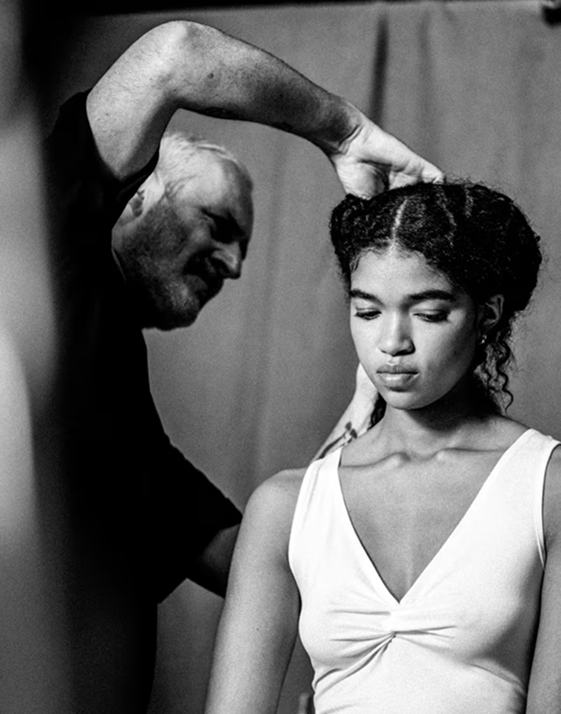 Artista modelando cabelo